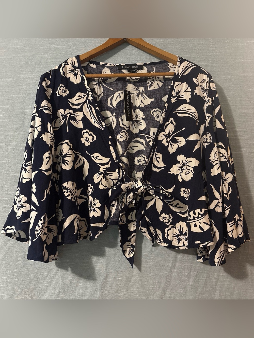 New Look Crop Top Tie-Front Short Sleeve Navy/White Floral.Women’s Sz XL NWT